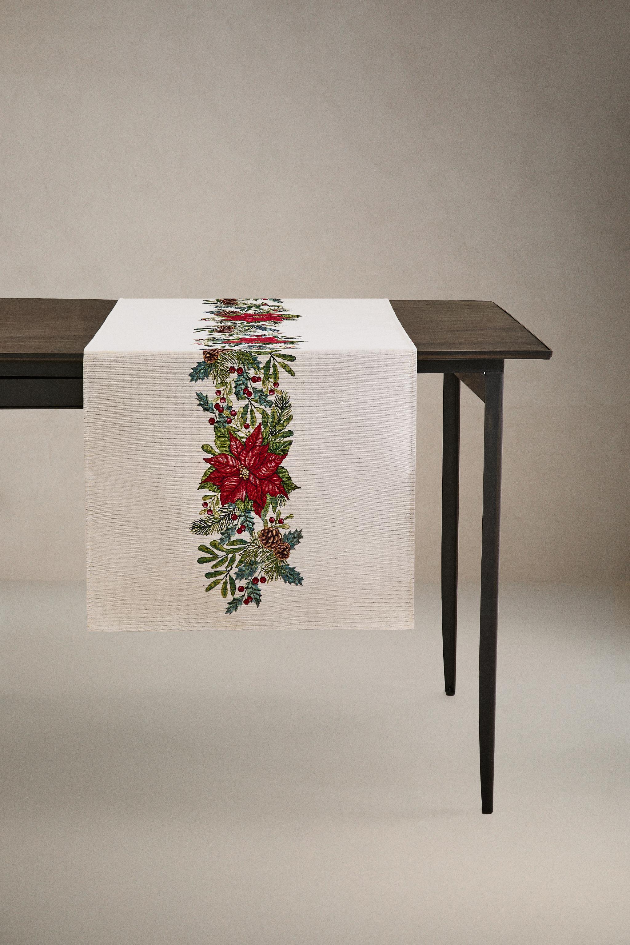 CHRISTMAS JACQUARD HOLLY TABLE RUNNER